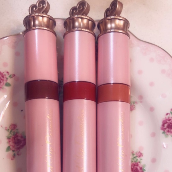 Venus Kiss ( Bloody Red) Liquid Lipstick Creamy - Picture 3 of 3